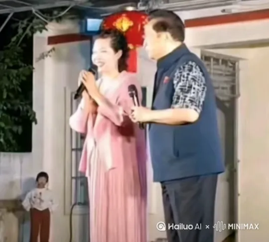 动起来。拥抱。扭头。手动，脚动。笑。眼动。唱歌[左移,推进,右摇] by Hailuo AI Video Generator