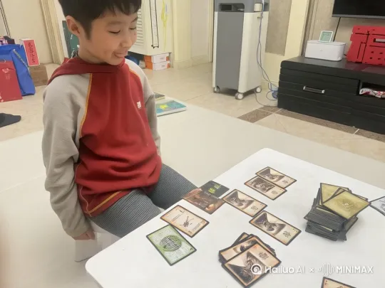 图中人物变得愤怒，并且在手上形成一个巨大的火球，向屏幕发射出去。可以增加一些动画特效。
注意脸型不要扭曲，火球可以比之前的稍微小一点。动作不宜过于夸张。另外，火球是扔出来的，不是送出来的，要有速度感 by Hailuo AI Video Generator