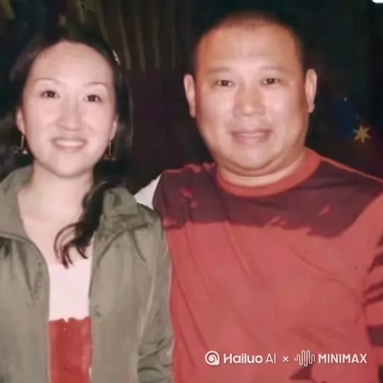动起来。拥抱。走动。手动。嘴动[右移,左摇,跟随] by Hailuo AI Video Generator