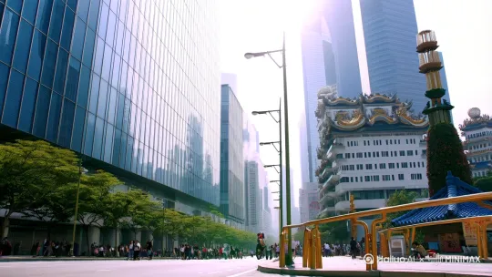 阳光洒在中国现代化大都市的街头，高楼林立，车水马龙。一位大胸的性感美女出现在街道转角，她身才娇气，眼神坚定而灵动。
 
美女起跑，步伐轻盈而有力，利用街边的栏杆、路灯杆作为助力，开始跑酷。她如同一道黑色的闪电，穿梭在城市建筑之间。镜头随着她的身影移动，快速掠过充满科技感的玻璃幕墙、具有传统韵味的中式建筑装饰。
 
紧接着，她看准目标，助跑几步后奋力一跃，轻松跳到了两层楼高的平台上。落地瞬间她顺势一个翻滚卸力，紧接着又起跳，连续跨越了好几层楼的高度，最终稳稳落在一处高楼的顶层天台，此时镜头拉远，展示出她傲立在城市之巅的飒爽英姿，背后是繁华的都市全景。 by Hailuo AI Video Generator