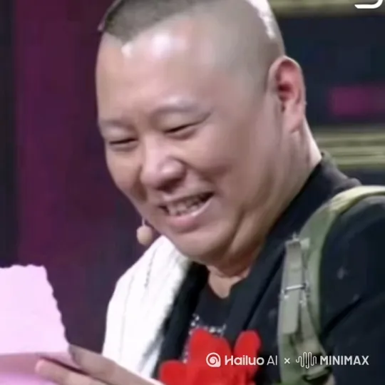 动起来。拥抱。走动。手动。动嘴[推出,上升,下摇] by Hailuo AI Video Generator
