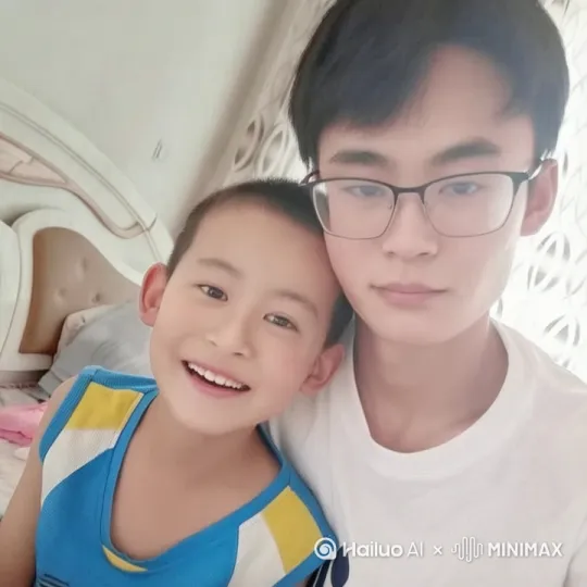 左移右摇上蹿下跳哥哥考上博士弟弟满眼羡慕并崇拜，说：我要学哥哥也要考博士！ by Hailuo AI Video Generator