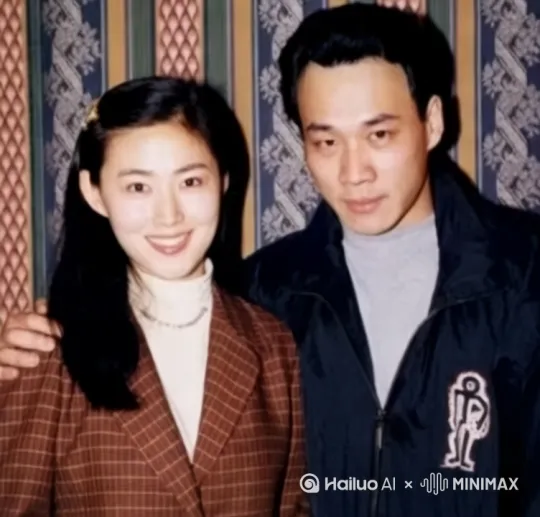 动起来。拥抱。走动。手动。脚动，捂脸笑，扭头，仰[右移,左摇,跟随]头 by Hailuo AI Video Generator