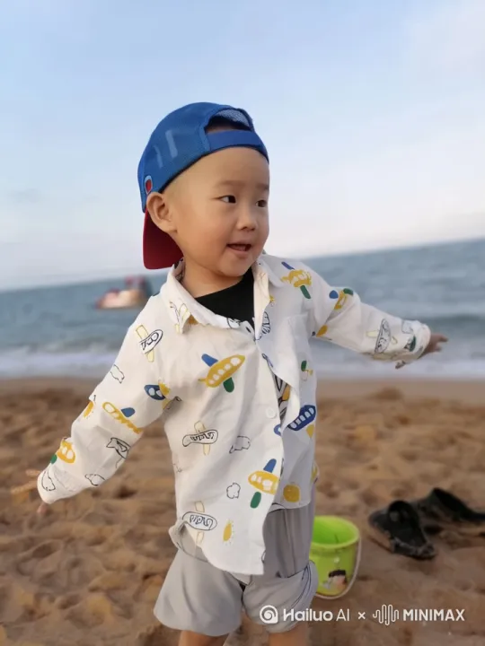 海面出现一只巨型鳄鱼，镜头拉远，小孩转过身，拔出剑，冲向鳄鱼。 by Hailuo AI Video Generator