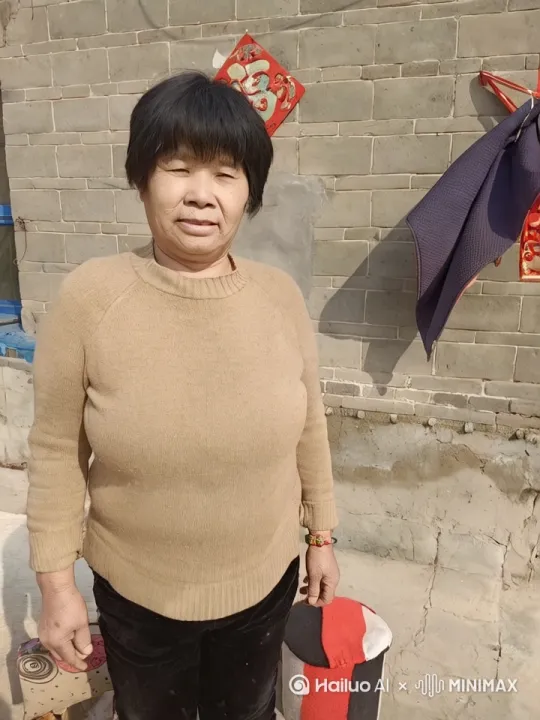 小狗看向女孩，亲了女孩的手一下，然后从桌上跳了下来，小女孩和小狗一起离开 by Hailuo AI Video Generator