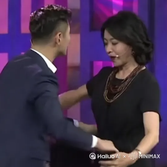 动起来。拥抱。扭头。手动，脚动。笑。眼动[左移,推进,右摇] by Hailuo AI Video Generator