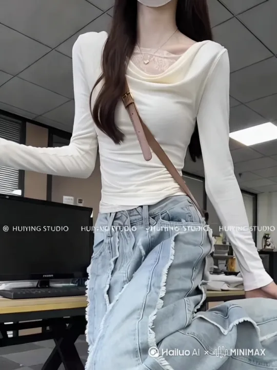 [推出,上升,下摇]
消毒水的气味钻进鼻腔时，苏晚听见监护仪规律的滴答声。指尖无意识地摩挲着左手无名指，那里空无一物，像被剜去了半块血肉。
 
"晚晚，你醒了？"陈默的声音从床尾传来，带着掩饰不住的颤抖。她偏过头，看见西装革履的男人正把保温桶往床头柜上放，袖口沾着半片浅粉色的玫瑰花瓣——和三天前她在地下车库看见的，别在那个女人卷发上的一模一样。
 
记忆如碎玻璃般涌来。暴雨倾盆的傍晚，她提前结束出差，想给丈夫一个惊喜。却在负二层看见陈默的车旁，那个穿香奈儿套装的女人正踮脚吻他的唇角，而他垂在身侧的手，分明在回搂对方的腰。
 
"刹车失灵......"她听见自己沙哑的嗓音，想起撞向护栏前那辆突然变道的黑色轿车，还有陈默在电话里说"今晚加班"时，背景音里若有若无的钢琴前奏——那是他们婚礼上的曲子。
 
床头柜上的手机突然震动，锁屏跳出条新消息："默哥哥，伤口还疼吗？"备注是个带着玫瑰Emoji的名字。苏晚盯着陈默瞬间惨白的脸，突然笑了。原来车祸那天，他急着赴的约，是给小三处理追尾时擦伤的手腕。
 
"离婚吧。"她摸向枕头下皱巴巴的纸，那是今早护士转交的，夹着半张撕碎的婚书。陈默的手猛地攥紧，指节泛白："晚晚，我......"
 
"别解释了。"她望向窗外阴沉的天，想起七年前领证那天，他也是在这样的雨里为她撑伞，说要护她一生安稳。如今伞骨早折，只剩她浑身湿透地站在原地。
 
病房门突然被推开，穿香奈儿的女人抱着花篮闯进来，看见苏晚的瞬间愣在原地。陈默猛地转身，第一次露出她从未见过的冷脸："谁让你来的？"
 
女人的高跟鞋在地面敲出慌乱的节奏，花篮摔在地上，几支白菊滚到苏晚床边。她忽然想起，今天是他们结婚五周年纪念日。曾经她亲手设计的婚纱，此刻正躺在衣柜最深处，像具褪色的尸体。
 
"陈默，"她把离婚协议推过去，"签了吧。顺便告诉你，你上个月转给'项目合作方'的三百万，我已经查清楚了。"看见男人骤然僵硬的背影，她终于闭上眼。原来所有的加班、应酬、温柔，都是用她父亲公司的钱堆砌的谎言。
 
雨还在下，苏晚听见自己的心跳声渐渐平稳。无名指的隐痛突然变得清晰——那是她二十岁时，和陈默一起纹的情侣纹身，此刻正随着眼泪，一点点淡成回忆。 by Hailuo AI Video Generator