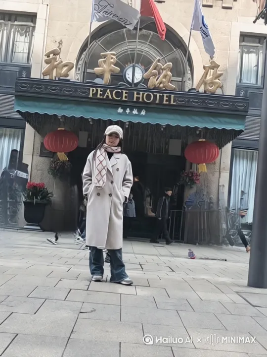 ## 门外一瞥

和平饭店的铜门转着，吐出吞进些西装革履的人。我立在风里，看黄浦江的水浊浪排空，对岸的钢铁怪物们闪着冷眼。

穿制服的侍者睨了我一眼，大约是嫌我站得太久。一个戴钻戒的女人擦肩而过，香水味刺鼻，却很快被江风吹散了。

这地方，进不去的永远张望，进去的不过买个虚名。天色渐暗，玻璃幕墙上的光跳得更欢了，像在嘲笑什么。 by Hailuo AI Video Generator