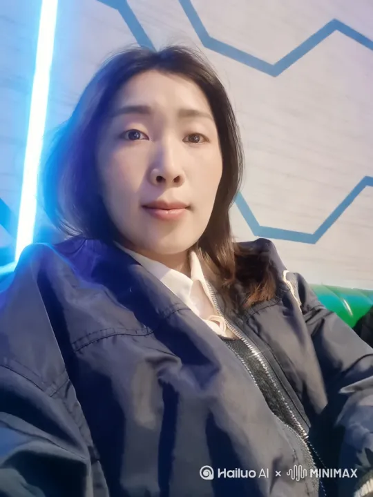 把我变成一只的黑熊，扛着竹杆，横着竹杆过黑暗的地下通道，身后另一只黑熊，举枪杀死了我 by Hailuo AI Video Generator