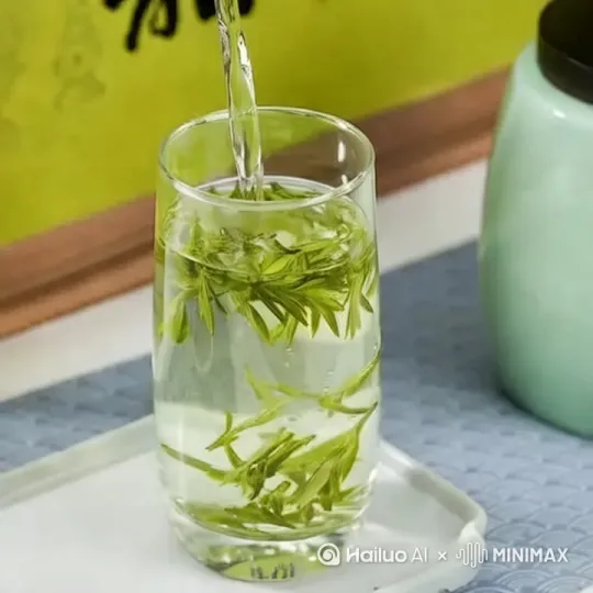 当玻璃杯中漾开一汪春水，龙井茶叶片的姿态。 by Hailuo AI Video Generator