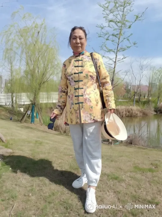让让画面中的人物原地飞起 ，面带微笑 ，动作丝滑，飞过高山，越过大海，拍摄跟随、电影质感 by Hailuo AI Video Generator