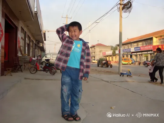 小男孩慢慢的走过来 by Hailuo AI Video Generator