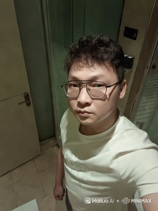 人到中年，事业倒闭，家庭破裂。过的人不人，鬼不鬼 by Hailuo AI Video Generator