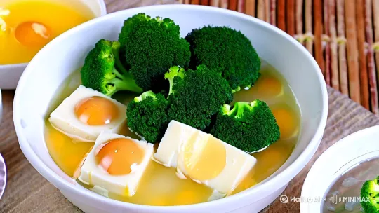 以下是5道适合糖尿病患者的**快手菜食谱**,兼顾**低升糖、高纤维、优质蛋白**,且制作简单省时:
---
### 1️⃣ **西兰花豆腐蒸蛋**
**食材**:鸡蛋2个、嫩豆腐100g、西兰花50g、水100ml、盐少许、香油2滴
**做法**:
1. 西兰花焯水切小朵,豆腐切块铺在碗底;
2. 鸡蛋加水打散,加盐过滤到碗中,摆上西兰花;
3. 水沸后蒸10分钟,淋香油即可。
**营养要点**:豆腐提供植物蛋白,西兰花高纤维,蒸制低油低脂,升糖平缓。
---
### 2️⃣ **芦笋虾仁炒蛋**
**食材**:芦笋100g、虾仁80g、鸡蛋1个、橄榄油5ml、蒜末少许
**做法**:
1. 芦笋切段焯水,虾仁用料酒腌5分钟;
2. 鸡蛋炒熟盛出,橄榄油炒香蒜末,加虾仁和芦笋翻炒;
3. 倒入鸡蛋,加盐调味即可。
**营养要点**:虾仁低脂高蛋白,芦笋富含铬元素辅助控糖,橄榄油调节血脂。
---
### 3️⃣ **黑椒鸡胸杂蔬卷**
**食材**:鸡胸肉100g、生菜叶3片、胡萝卜丝30g、黄瓜丝30g、黑胡椒碎少许
**做法**:
1. 鸡胸肉切片,用黑胡椒和生抽腌10分钟,煎熟;
2. 生菜叶铺平,放鸡胸肉、胡萝卜丝、黄瓜丝卷起即可。
**营养要点**:鸡胸肉低脂高蛋白,生菜替代主食卷皮减少碳水,膳食纤维丰富。
---
### 4️⃣ **茄汁魔芋丝煮鱼片**
**食材**:巴沙鱼片150g、魔芋丝1盒、番茄1个、姜片2片
**做法**:
1. 番茄炒出沙,加水煮沸,加姜片和鱼片煮3分钟;
2. 放入魔芋丝煮1分钟,加盐和葱花即可。
**营养要点**:魔芋丝几乎零碳水,番茄补充维生素C,鱼肉提供优质蛋白。
---
### 5️⃣ **菠菜蘑菇全麦蛋饼**
**食材**:全麦面粉30g、鸡蛋1个、菠菜50g、口蘑3朵、橄榄油3ml
**做法**:
1. 菠菜焯水切碎,口蘑切片炒熟;
2. 全麦粉+鸡蛋+水调成面糊,加菠菜碎;
3. 平底锅煎成饼,卷入蘑菇即可。
**营养要点**:全麦面粉低GI,菠菜补铁,蘑菇增强饱腹感。
---
### 📝 **控糖小贴士**:
1. 少油少盐,避免糖醋、红烧等重口味做法;
2. 每餐搭配100-150g绿叶菜,延缓血糖上升;
3. 建议搭配杂粮饭(如糙米:白米=1:2)作为主食;
4. 餐后1小时适当活动,定期监测血糖变化。
希望这些食谱能帮助糖尿病患者轻松实践健康饮食! 🌿 by Hailuo AI Video Generator