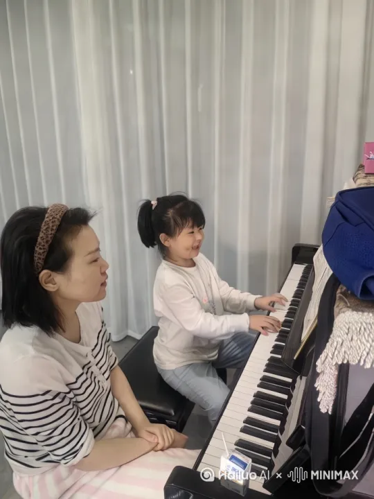 小女孩认真的学习弹琴，妈妈在旁边悉心教导，时而严厉，时而温和，时而亲手示范教导，时而跟着节拍律动，要求时长60秒 by Hailuo AI Video Generator