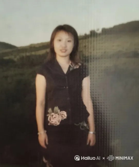 双手合十的白衣佳人，长发飘飘，穿古风黄色僧衣，脖子戴佛珠，[右移,跟随] by Hailuo AI Video Generator