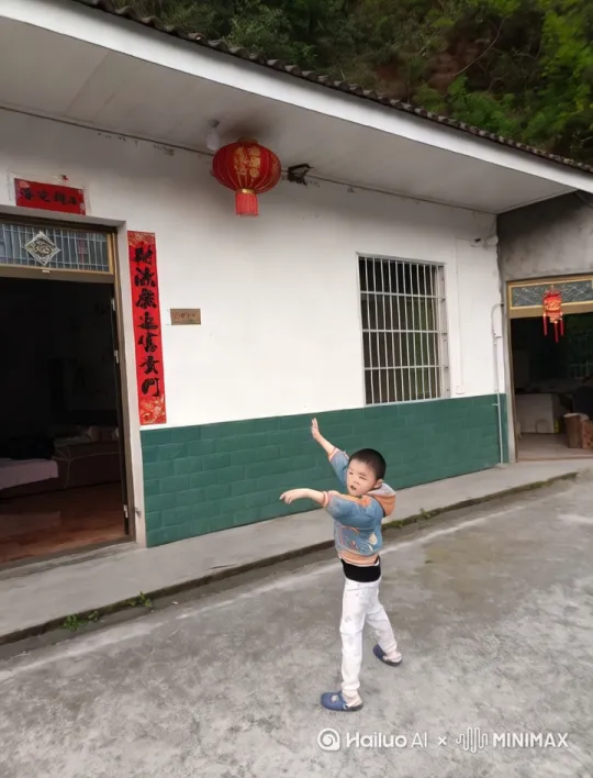 萌娃突然发力，张开双臂，脚尖离开水泥地板，身轻如燕，飞到房顶上面站着，脚睬着瓦！ by Hailuo AI Video Generator