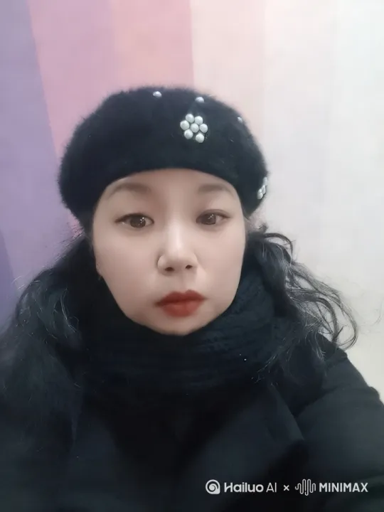 花朵轻轻摇曳，远处山丘若隐若现
镜头跟随女孩和兔子车辆，捕捉阳光洒在草地上的温暖画面 by Hailuo AI Video Generator