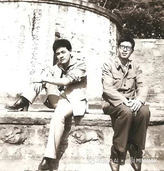 [跟随]先给旧照片进行颜色修复，添加色彩并提高照片清晰度，完成后让修复好的照片中的2个人物微笑站起，互相拥抱 by Hailuo AI Video Generator