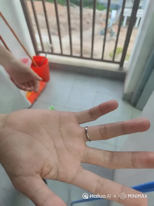 生成一个手指上无限分裂出新的手掌的视频，并且每只手掌上都会生长出来5根手指 by Hailuo AI Video Generator
