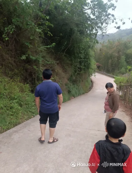 帅哥向画面前方飞去，身体成俯卧状态，往天空飞行，风吹
动着头发和衣服，摄像机镜头跟着人物移动
视频生成
+20
生成 by Hailuo AI Video Generator