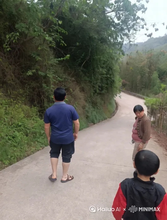快速高空跟踪镜头移动,无人机视角,一个超现实的高速梦境序列相机紧密跟踪,相机从略高位置的俯视角度紧密跟踪从左后方向右后方移动,随着角色迅速穿越场景。环境是动态的,快速变化。
爸爸妈妈儿子一家像天仙一样快速飞向很高的空中,飞的非常高,距离地面至少上百米,轻松地在空中向前快速滑行,头部向前捕捉平滑水平飞行的感觉。头发、衣服随风摇摆,下面有跟图片中同样的大片森林,圆圆的小山和大自然的风,运动模糊和光迹增强了速度感和流畅性。
超级快速移动。防止异常动作,人物正常 by Hailuo AI Video Generator
