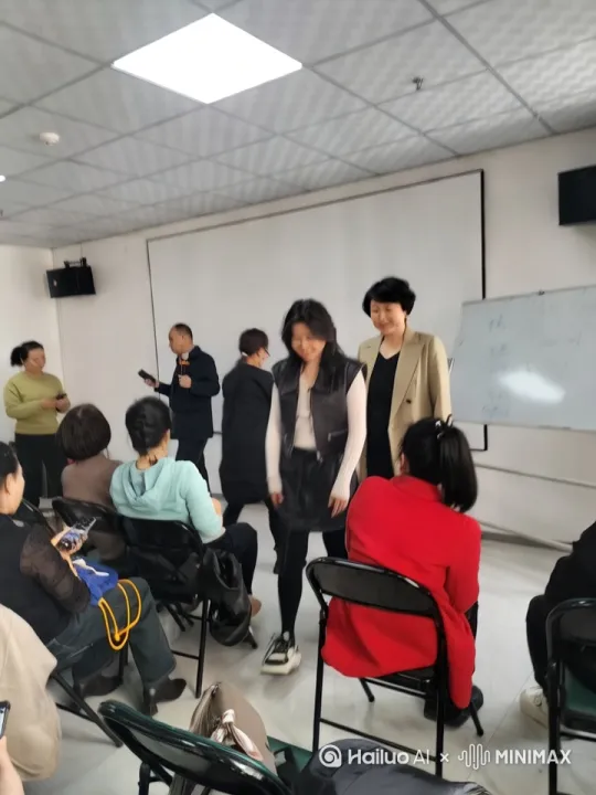 两个女人在打仗，越来越激烈，用脚踢，用拳打，旁边的人拉不开，最后头破血流 by Hailuo AI Video Generator