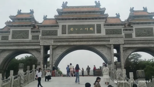 顺峰山公园我来了 [推进,上升] by Hailuo AI Video Generator