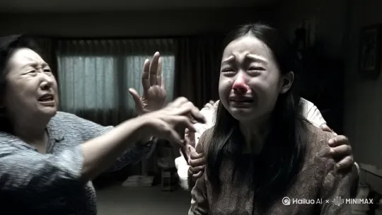 “你眼睛都瞎了，还想上大学？赶紧找个人结婚，拿彩礼回来给你弟弟花！”
“谁让你非要逞能，去大马路上救人！为了给你治病，我跟你爸把所有积蓄都花光了，败家女！”
沐浅浅听着父母的谩骂声，一行行泪水流下脸颊。
她去大学报到，路上救了一个差点出车祸的老奶奶。
为了救人，她的眼睛受了重伤，暂时失明。
本来医生说可以做手术治好她的眼睛，可爸妈嫌她花钱多，强行带着她出院。
从今往后，她再也不能去上学，甚至生活都无法自理。
可是，沐浅浅不后悔！
那个老奶奶年纪那么大了，出车祸太危险，说不定会因此丧命。
她虽然失去了眼睛，但救了别人的命，沐浅浅觉得很值得。
爸妈讥笑道：“你救了人有什么用？这个世界上忘恩负义的人多了，你就只会拖累父母，我们当初就不该生下你！”
沐浅浅在心里说，不是的，那个老奶奶不是忘恩负义的人。
她在医院的全部花销，都是老奶奶承担的。 可是她的父母为了讹钱，骗了那个奶奶一百万说要给她做手术，结果一拿到钱就带着她出院了。
那个老奶奶就算有心想帮忙，也找不到她。
沐浅浅忍不住反驳，“那个奶奶不是给了你们一百万吗？”
“啪”的一声，一巴掌打在沐浅浅脸上。
妈妈的语气更加尖锐，“你还敢顶嘴？光你的治疗费都花了好几百万，这些年养你吃养你喝不用花钱？你以为你是喝西北风长大的？”
“贱妮子，果然是赔钱货，呸。”爸爸往地上啐了一口。
沐浅浅脸上火辣辣的疼，她捂着脸，默默流泪。
晚上，沐家一家人坐在一起吃饭。
沐浅浅什么都看不到，眼前的世界一片黑暗。
父母一直在关心哥哥弟弟的身体，却对她无人问津。
“成辉啊，来，多吃点肉，你正是长身体的时候。”
“成耀，你也多吃点，快月考了，这回可不能再考年级倒数。”
弟弟沐成耀刚上初二，成绩倒数，胖得跟头猪一样，五官都挤在了一起。
他吃饭也像猪，低着头哼哧哼哧在碗里拱来拱去。 by Hailuo AI Video Generator