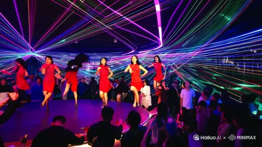 现代酒吧场景，霓虹灯与激光束交织的迷幻氛围，六位20-25周岁的青春女郎穿着旗袍和高跟鞋在圆形主席台跳爵士舞，修身剪裁的服装凸显妖娆曲线，台下观众举着鸡尾酒随节奏摇摆，有男性顾客用手机拍摄舞者，镜头环绕舞台展现女郎们整齐的踢腿和甩发动作，高饱和度色彩搭配频闪光效，穿插观众伸手与舞者击掌的互动画面，镜头运用慢动作展现发丝飞扬和裙摆旋转的瞬间，10秒片段包含三次快切镜头切换与歌曲鼓点同步。 by Hailuo AI Video Generator