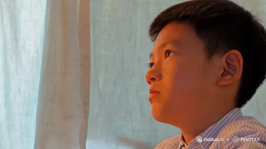 这个小男孩双目发呆，眼眶微红，眼角泛起了泪花，他已经很久没有见到在工地干活的爸爸了，爸爸从事的是高空作业，他希望爸爸能做好安全措施，早日平安回家！[上升，变焦推进]最后突出眼部细节，特写镜头：眼角的泪花。橘黄色暖调。 by Hailuo AI Video Generator