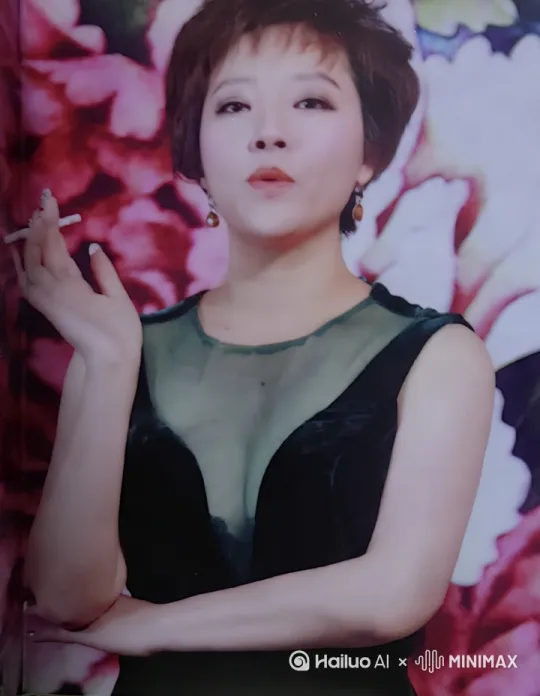 图片中的女人将拿烟的手缓缓地靠近唇边，轻轻地吸了一口香烟，吐出一点烟雾，开口说道:有时候，感情真的伤人！一个人孤单，两个人的话也不见得快乐！感觉到你要离开了，我仿佛听见你走了，关门的声音！然后她低下头，又慢慢地抬起头来，眼角流下眼泪！ by Hailuo AI Video Generator