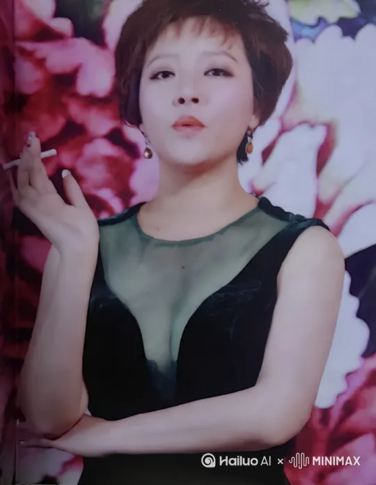 图片中的女人将拿烟的手缓缓地靠近唇边，轻轻地吸了一口香烟，吐出一点烟雾，开口说道:有时候，感情真的伤人！一个人孤单，两个人的话也不见得快乐！感觉到你要离开了，我仿佛听见你走了，关门的声音！然后她低下头，又慢慢地抬起头来，眼角流下眼泪！ by Hailuo AI Video Generator