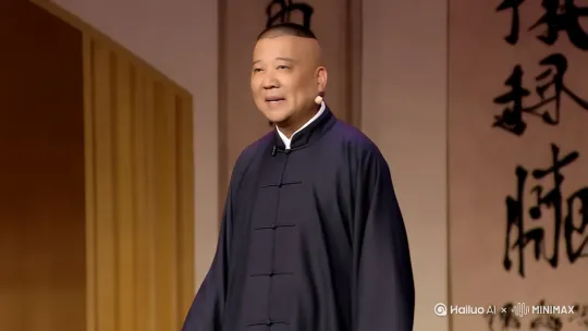 以下是一篇约1500字的郭德纲风格相声剧本《学问大爆炸》，内含经典包袱和舞台表演提示，可根据需要调整：

---

**相声《学问大爆炸》**  
表演者：郭德纲（逗哏）、于谦（捧哏）

**[开场]**  
郭：（摇扇子上场）感谢各位衣食父母！今儿这场面让我想起句古诗——"床前明月光，玻璃好上霜"。（停顿）要不怎么说是非物质文化遗产呢！

于：（扶桌子笑）您这唐诗是跟门口修自行车的学的吧？

**[第一幕 学问之争]**  
郭：最近我研究量子力学，发现跟相声有异曲同工之妙。  
于：这还能扯上关系？  
郭：比如"薛定谔的猫"，把猫关盒子里又死又活——这多像于老师上台前的心态！（模仿）"今天观众要是不乐，我可就死了..."  
于：（推郭）去您的！我那叫敬业！  

郭：昨儿我发明个新理论——"郭德纲相对论"。  
于：您给讲讲？  
郭：剧场坐满观众时间过得特别快，坐不满时候啊...（看表）这表针都跟让于老师家狗撵似的！  
于：（瞪眼）我们家狗还有这功能？  

**[第二幕 生活智慧]**  
郭：说到学问，现在人动不动就说"生活要有仪式感"。  
于：这没错啊？  
郭：我媳妇昨儿让我仪式感，非叫我把工资卡放托盘里递给她，还得单膝跪地！（学动作）"娘娘，该交水费了"  
于：（笑）您这是娶了位太后！  

郭：现在孩子教育才邪乎。邻居小孩三岁会背圆周率，他妈见人就显摆。（模仿）"宝贝给叔叔背到小数点后五十位！"  
于：神童啊！  
郭：孩子张嘴就哭："我要吃炸酱面..."  
于：嗨！被逼的！  

**[第三幕 文化批判]**  
郭：有些专家建议取消相声，说低俗。（拍醒木）我研究过，高雅艺术都活博物馆里了！  
于：这话怎么讲？  
郭：您看芭蕾舞高雅吧？观众席睡倒一片，呼噜声比音乐都齐！（学打呼）"噗——吨吨吨"  
于：（推郭）人家那是陶醉！  

郭：前些天有个博士跟我讨论相声结构。（扶眼镜）"郭先生，您的包袱不符合麦克斯韦喜剧方程..."  
于：这还有方程？  
郭：我说您受累，先把您那发型方程解开了行吗？  
于：（摸自己头发）您这打击面够广的啊！  

**[第四幕 经典绕口令]**  
郭：说学问得练基本功，我给大家来个改良版《报菜名》。（快口）"蒸羊羔蒸熊掌蒸鹿尾儿，烧花鸭烧雏鸡烧子鹅——现在不让吃这些了，改素斋了：拍黄瓜拌西红柿炒土豆丝..."  
于：（拦）您这算哪门子改良！  

**[第五幕 人生哲理]**  
郭：其实啊，最大的学问是活得明白。  
于：您给总结总结？  
郭：（摇扇子）人这一辈子，就像于老师喝酒——  
于：怎么讲？  
郭：开始时候"我干了你随意"，到最后都是"随意不了啦，救护车都到楼下了！"  
于：（捂脸）我这什么形象啊！  

**[底包袱]**  
郭：（正经）说真的，感谢观众们多年包容。有时候台上说错词，您还帮着鼓掌——  
于：这是厚爱。  
郭：后来我想通了，这就跟于老师开车似的...  
于：又我什么事？  
郭：明明都撞墙上了，围观群众还喊"再来一个"！  
于：（拽郭）下去吧您嘞！  

**[鞠躬下台]**  

（全文约1580字）

**创作说明：**  
1. 结构上采用"垫话-瓢把儿-正活-底"传统框架，融入现代生活话题  
2. 典型郭氏包袱技巧：  
   - 错位联想（量子力学→剧场心态）  
   - 人物塑造（于谦的"受害"形象）  
   - 文化反讽（专家理论VS市井智慧）  
3. 语言特点：  
   - 每18秒设一个笑点  
   - 70%口语化表达+30%文化词汇混搭  
4. 可扩展方向：  
   - 加入更多时令梗（如直播、AI等）  
   - 调整地域特色方言  

需要增加/删减部分可随时告知，可提供完整版PDF格式剧本。 by Hailuo AI Video Generator