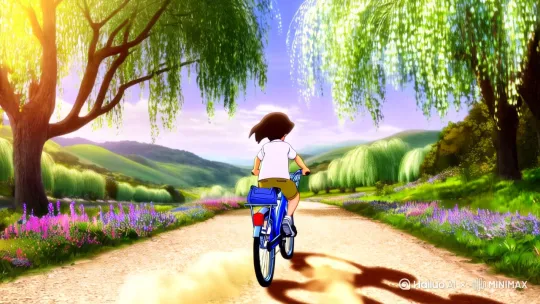 真实场景，场景镜像。[推进,上升]场景描述：夏日午后的小河岸边，碎石路蜿蜒穿过垂柳和野花丛，背景是高低起伏的山丘。主体描述：八岁男童穿着白色短袖和卡其色短裤，背对着我骑蓝色自行车向前疾驰。动作描述：车轮快速转动碾过碎石，车筐里的书包随着颠簸上下跳动，男孩身体前倾头发飞扬。视觉风格：明亮鲜艳的日系动画风，广角镜头低角度跟拍自行车轨迹。氛围：充满童真活力的郊游感，阳光透过柳叶在路面投下闪烁光斑。技术细节：60帧高速摄影捕捉车轮转动细节，流畅运镜配合0.5倍速慢动作特写。现实版。[右移,跟随] by Hailuo AI Video Generator