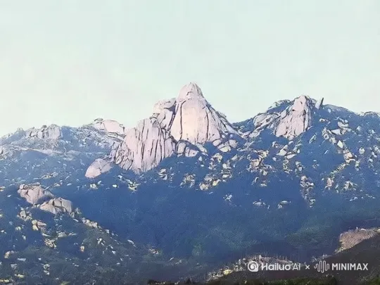 要生成一个关于喷火火山和乌云密布天空的短片，我们可以从多个角度来展现这一壮观的自然景象。以下是一个简短的故事板和描述，帮助您更好地理解和想象这个短片的内容。

### 故事板

1. **开场镜头**
   - **画面**：远景展示一座雄伟的火山，山顶开始冒出浓烟。
   - **音效**：低沉的隆隆声，预示火山即将喷发。

2. **火山喷发**
   - **画面**：火山开始剧烈喷发，火焰和岩浆喷涌而出，照亮天空。
   - **音效**：巨大的爆炸声和岩浆流动的声音。

3. **乌云密布**
   - **画面**：天空迅速被乌云覆盖，乌云翻滚，电闪雷鸣。
   - **音效**：雷声滚滚，闪电划破天际。

4. **火山脚下的景象**
   - **画面**：岩浆河流蜿蜒流淌，所到之处皆化为焦土。
   - **音效**：岩浆流动的声音和植物燃烧的噼啪声。

5. **全景展示**
   - **画面**：远景展示整个火山和周围的环境，火山喷发与乌云密布的天空形成强烈对比。
   - **音效**：持续的雷声和火山喷发的轰鸣声。

6. **结尾镜头**
   - **画面**：火山逐渐平息，乌云慢慢散去，天空露出一丝光亮。
   - **音效**：声音逐渐减弱，最后归于平静。

### 详细描述

#### 开场镜头
远景展示一座雄伟的火山，山顶开始冒出浓烟。低沉的隆隆声逐渐增强，预示火山即将喷发。

#### 火山喷发
火山开始剧烈喷发，火焰和岩浆喷涌而出，照亮天空。巨大的爆炸声和岩浆流动的声音充斥着整个画面，火山喷发的壮观景象令人震撼。

#### 乌云密布
天空迅速被乌云覆盖，乌云翻滚，电闪雷鸣。雷声滚滚，闪电划破天际，乌云密布的天空给整个场景增添了一份紧张和压抑的气氛。

#### 火山脚下的景象
岩浆河流蜿蜒流淌，所到之处皆化为焦土。植物在高温和火焰的侵袭下变得焦黑，空气中弥漫着硫磺的味道。岩浆流动的声音和植物燃烧的噼啪声交织在一起，形成了一幅恐怖的画面。

#### 全景展示
远景展示整个火山和周围的环境，火山喷发与乌云密布的天空形成强烈对比。火山喷发的火光与闪电交相辉映，形成了一幅壮丽而又恐怖的画面。

#### 结尾镜头
火山逐渐平息，乌云慢慢散去，天空露出一丝光亮。声音逐渐减弱，最后归于平静，整个场景恢复了宁静。 by Hailuo AI Video Generator
