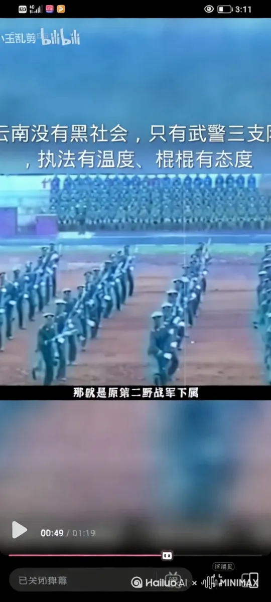 校场上，军团正在举行刺刀术展示，现场人声鼎沸，座无虚席。

要求：原图画面色调太冷，请调节成暖色调，一个阳光明媚的下午，五秒钟逐渐拉远镜头展示演练阵列全貌，再加五秒钟近景士兵持步枪刺刀特写：士兵全神贯注，大声呐喊，刺出一刀。

注意：士兵的装扮是，绿色士官服加白手套 by Hailuo AI Video Generator