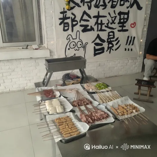 露营野炊烧烤，喝酒愉快的畅饮。 by Hailuo AI Video Generator