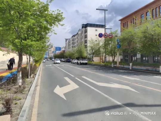春日城市街道随拍短视频提示词
 
拍摄一条展现春日城市街道景象的短视频。镜头从街道一侧缓缓平移，捕捉路边嫩绿的树木、色彩鲜艳的步道。聚焦于遛狗的行人，展现悠闲日常。切换到马路上来往的车辆，体现城市活力。仰拍角度定格蓝天白云与街边建筑。用中景拍摄交通指示牌，强调限速等标识。再以近景拍摄路面箭头标线。全程自然光，采用4K分辨率，帧率 60fps，展现春日城市街道的生机与秩序。 by Hailuo AI Video Generator