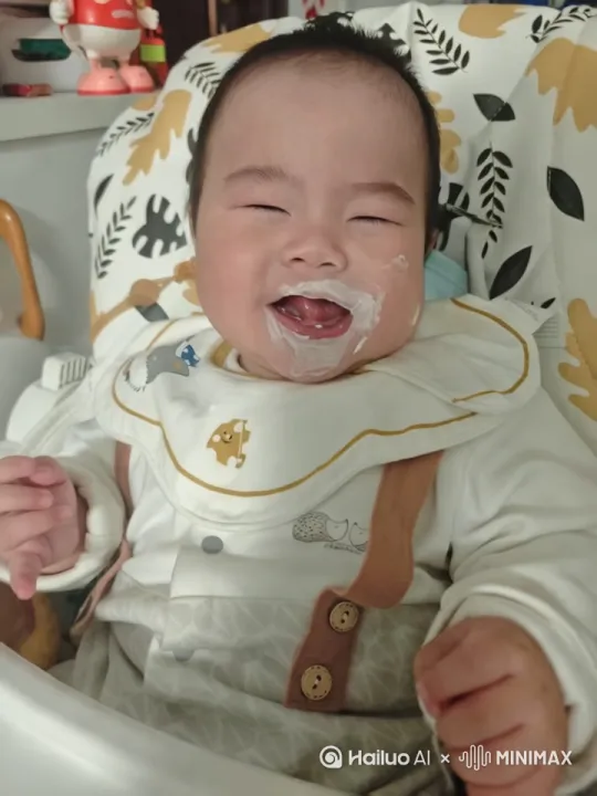 帮我生成一个视频：图片中的宝宝嘴里吐出好多泡泡，然后宝宝手舞足蹈。比例 3:4。 by Hailuo AI Video Generator