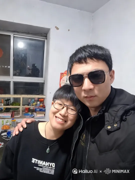 让图中两个人说一段脱口秀,脱口秀名字《网购直男VS美妆少女》,脱口秀内容如下
(男西装革履抱快递箱上场)
男:我女朋友的网购记录比《史记》还厚!(掏出发票)这支口红叫"斩男色",我寻思买把菜刀更直接?
(女踩着拖鞋冲出来抢过箱子)
女:这叫生活仪式感懂吗?(掏出化妆刷)看见没?这支刷子比你家菜刀还贵!
男:昨天她让我猜色号,我说像红烧肉酱油色,现在还在沙发睡...
女:你分得清口红色号早脱单了!(突然温柔)但双十一他帮我清空购物车的样子——(男掏出计算机疯狂按归零键)
男:别演偶像剧了!你购物车里有三箱猫砂两只仓鼠!(突然单膝跪地掏出口红)但这个"原谅绿"色号...嫁给我行吗?
女:(抢过口红抹在他脸上)这才是正确打开方式!
(两人顶绿脸谢幕) by Hailuo AI Video Generator