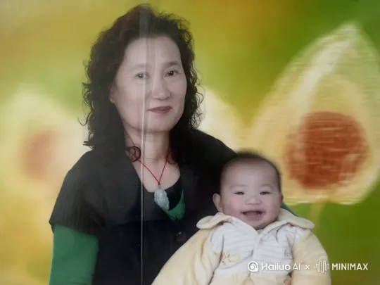 [左移,推进,右摇]图中女人微笑地抱着孩子，孩子也表现得很开心。 by Hailuo AI Video Generator