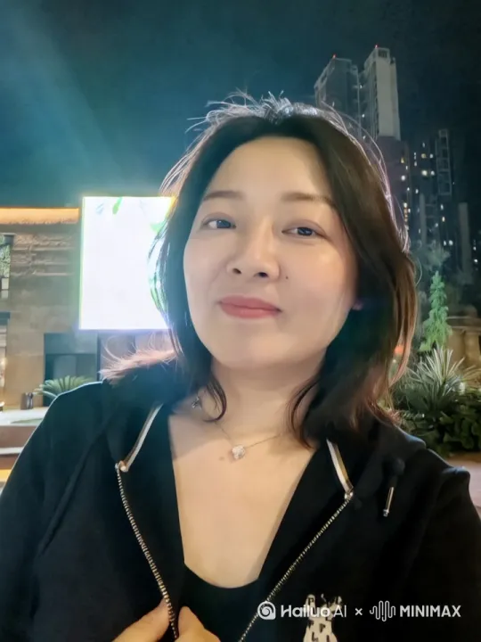 [固定镜头]海面波光粼粼，美女微笑，风微微吹动着头发 by Hailuo AI Video Generator