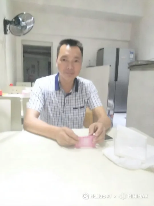 视频，电影级效果，逼真，着装华丽，英俊潇洒，唱着忘情水的歌曲行走大自然的山水之间，沿途花草绚丽。 by Hailuo AI Video Generator