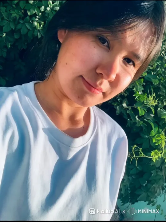 在腿上穿上黑丝袜，然后转一圈花园
跳几下 by Hailuo AI Video Generator