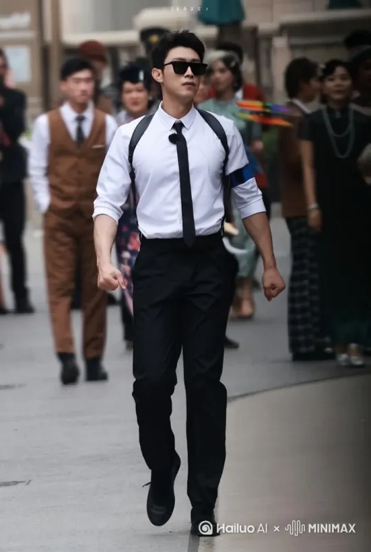 男子街拍+走路+ 目光跟随镜头 + 闪光灯不断的闪烁  +白天 + 路人经过 + 电影感 + 超现实色彩 + 城市的孤独感 by Hailuo AI Video Generator