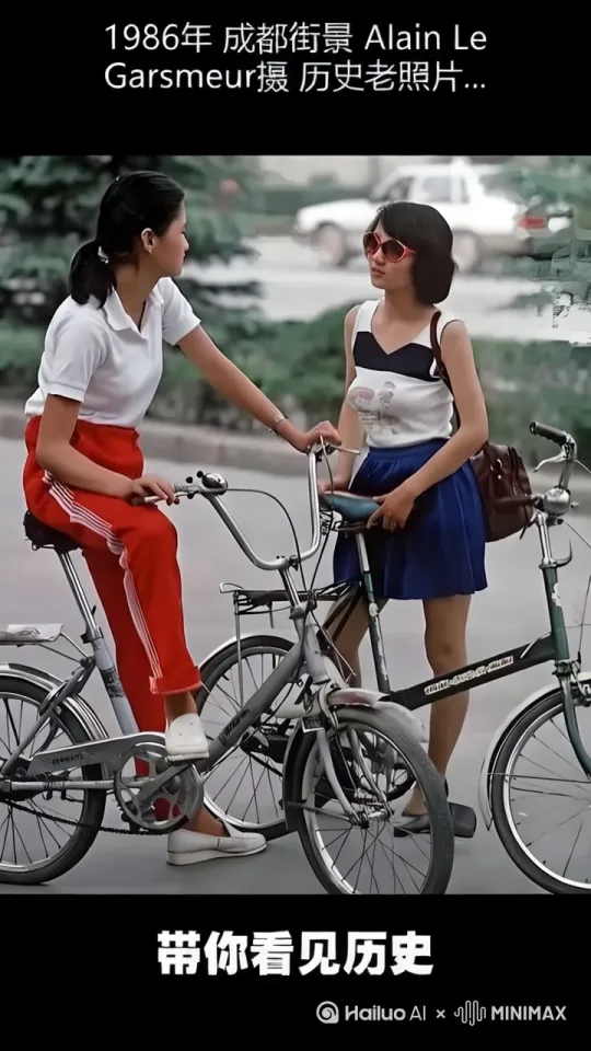 二人在闲聊，镜头向左环绕一圈 by Hailuo AI Video Generator