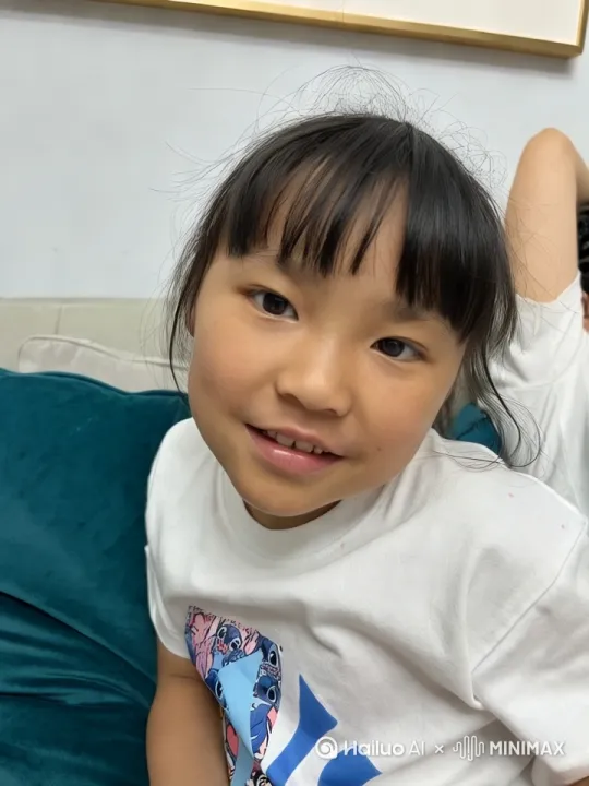 ￼AI 视频：请把图片里的小女孩生成身穿潜水套装，在深海里漫游，跟一只大白鲨相遇并互动，海水很蓝，有各种各样的海洋动植物 by Hailuo AI Video Generator