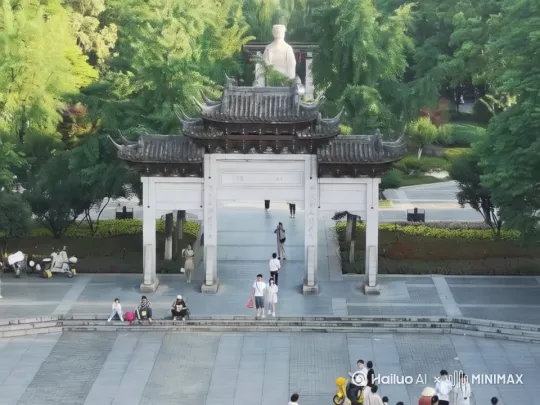 一远处的人向前面走来 by Hailuo AI Video Generator
