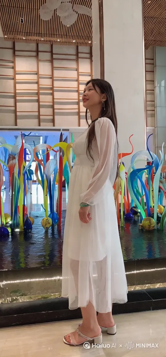 [右移,左摇,跟随]她们的手臂伸展，如同展翅欲飞的鸟儿，又如同拥抱天空的云朵，脚步轻盈，似踏风的精灵，又如同踩着时间的节拍。与灯光的完美配合，不停变换身上的着装与服饰。
    树叶遮身，远古之风；
    曲裾轻扬，汉风古韵；
    襦裙彩绣，繁华如梦；
    素衣襦裙，雅致如诗；
    立领对襟，精致旗袍；
    汉元素新装，融贯古今，走向未来的远方。
    一步步，一幕幕，历史的变迁如跑马灯一般，在眼前划过。 by Hailuo AI Video Generator
